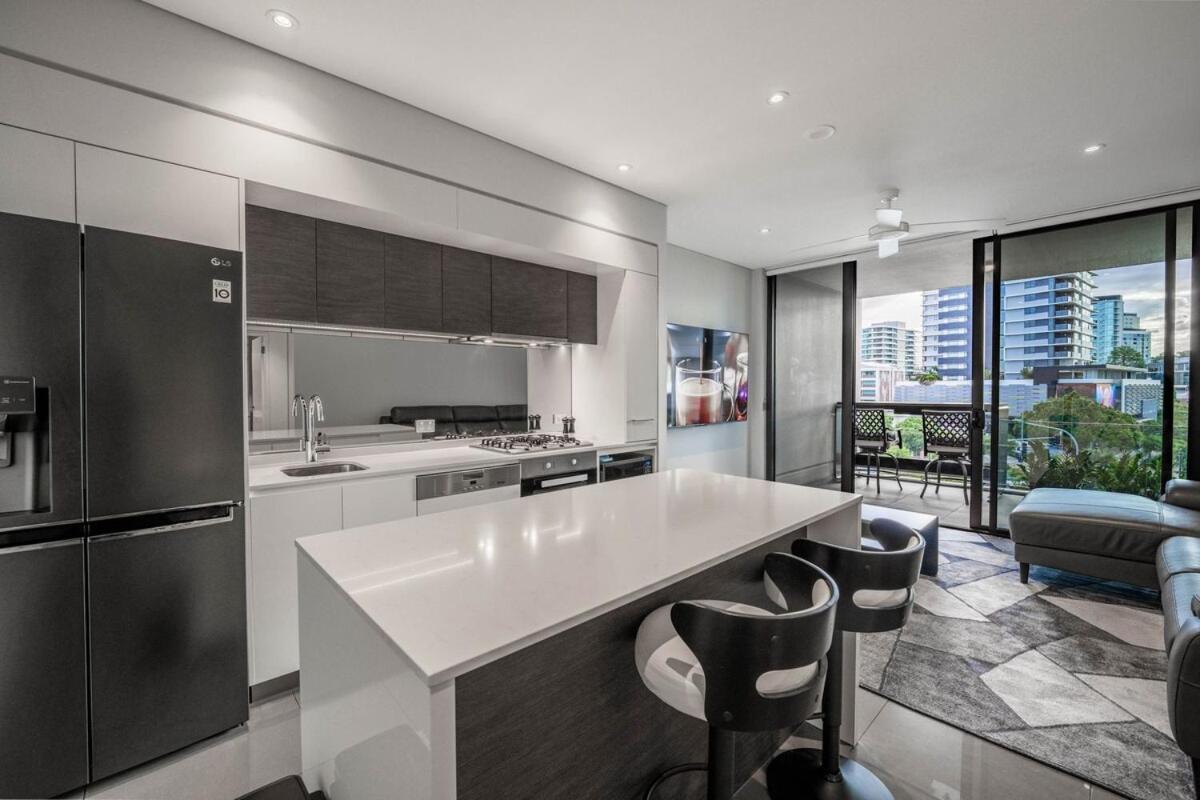 Noir Reverie - Designer Home By The River, Free Carpark, Gym & Pool Brisbane Esterno foto