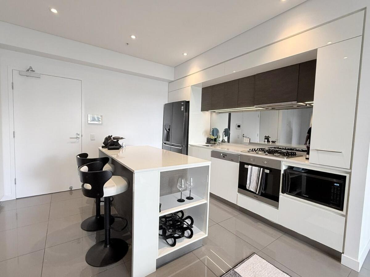 Noir Reverie - Designer Home By The River, Free Carpark, Gym & Pool Brisbane Esterno foto