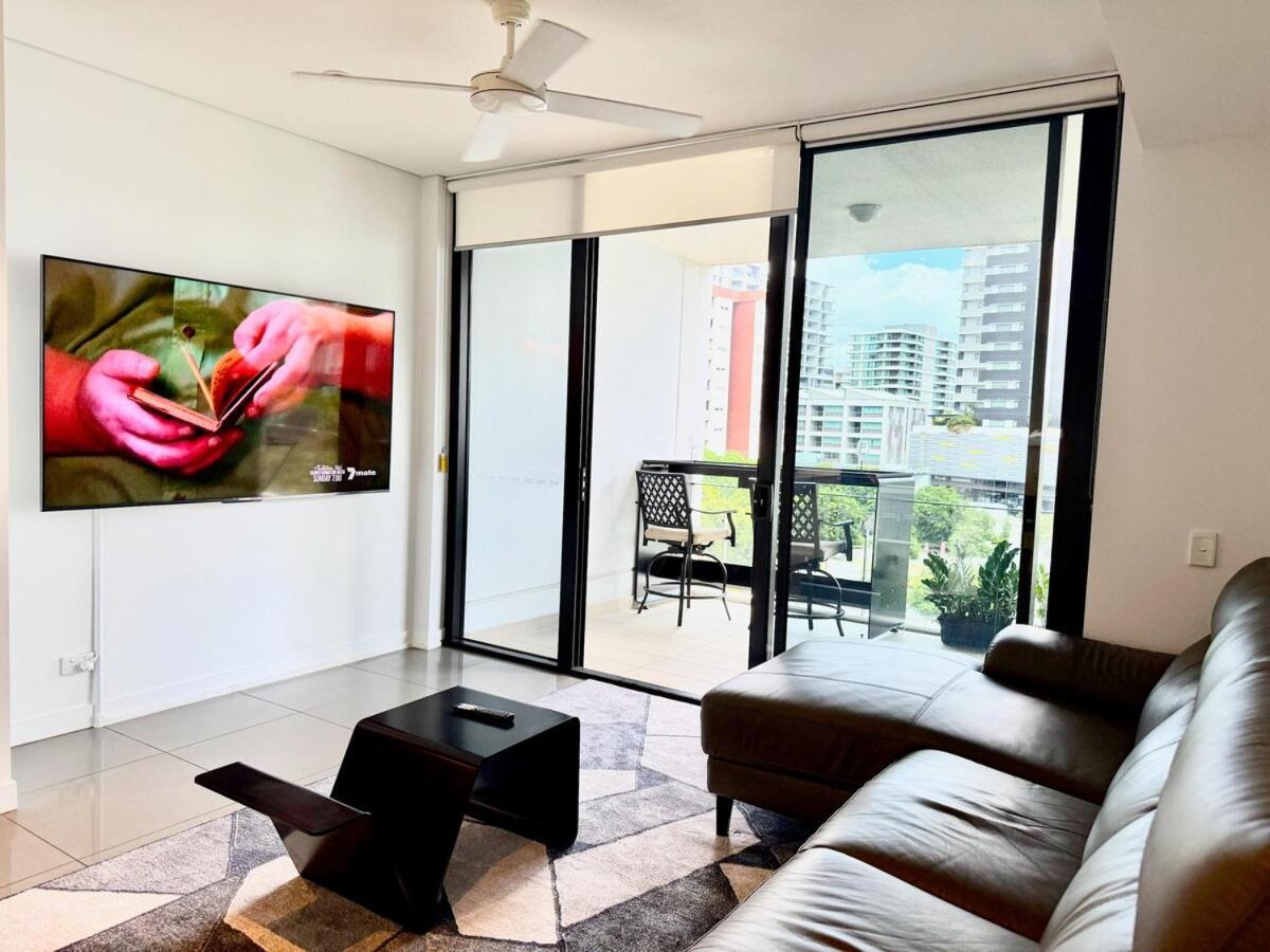 Noir Reverie - Designer Home By The River, Free Carpark, Gym & Pool Brisbane Esterno foto