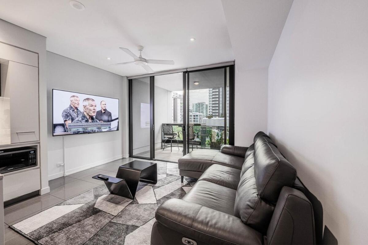 Noir Reverie - Designer Home By The River, Free Carpark, Gym & Pool Brisbane Esterno foto
